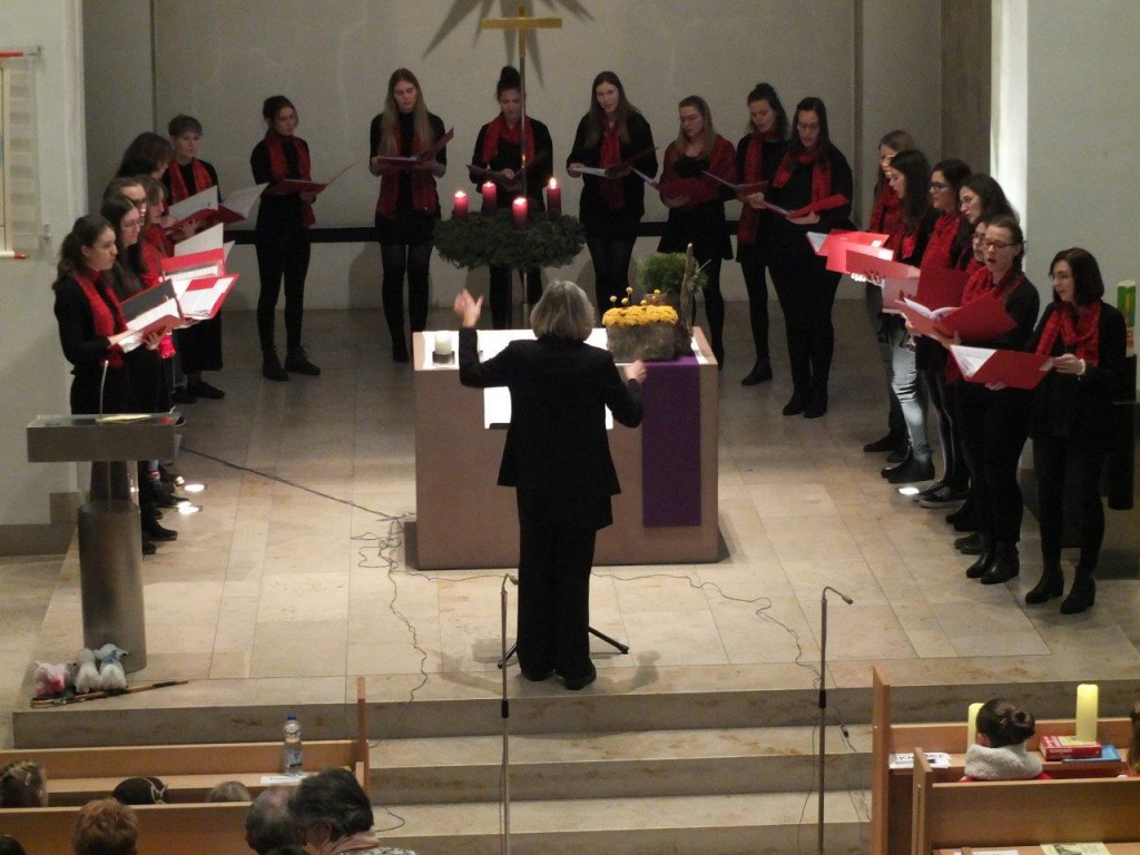 Der Jugendchor beim Weihnachtskonzert der Nachwuchschöre am 22. Dezember 2019. (Foto: Wolfgang Klemm)