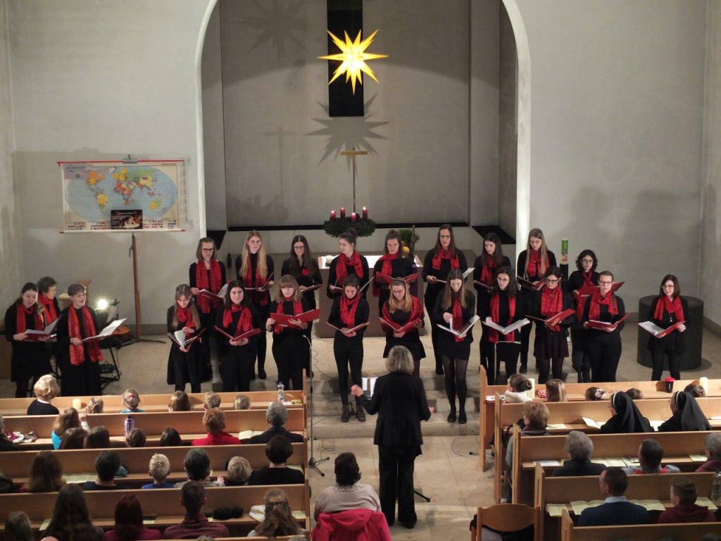 Der Jugendchor beim Weihnachtskonzert der Nachwuchschöre am 22. Dezember 2019. (Foto: Wolfgang Klemm)